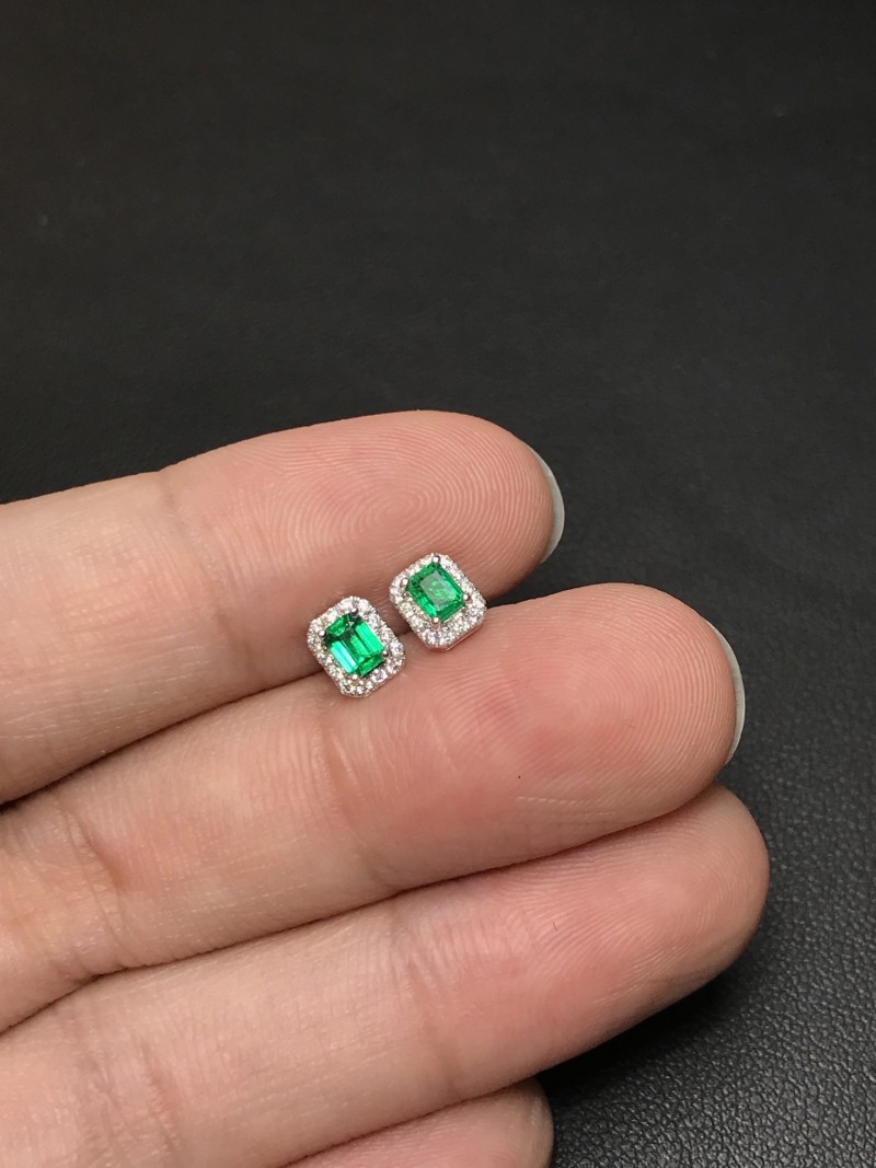 白18k金阿富汗祖母绿耳钉 0.307ct