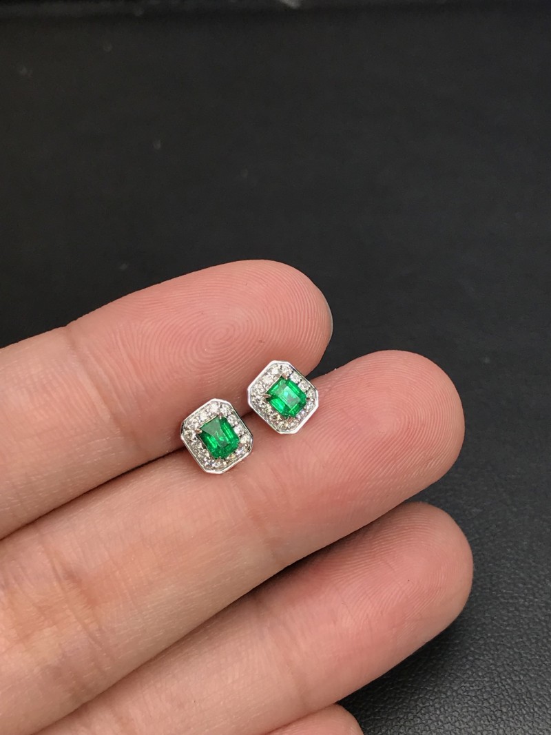 白18K金阿富汗祖母绿耳钉  0.418ct