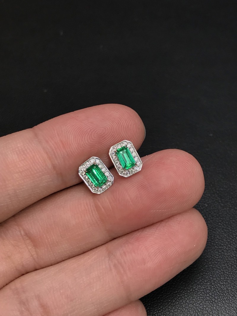 白18K金阿富汗祖母绿耳钉0.56ct