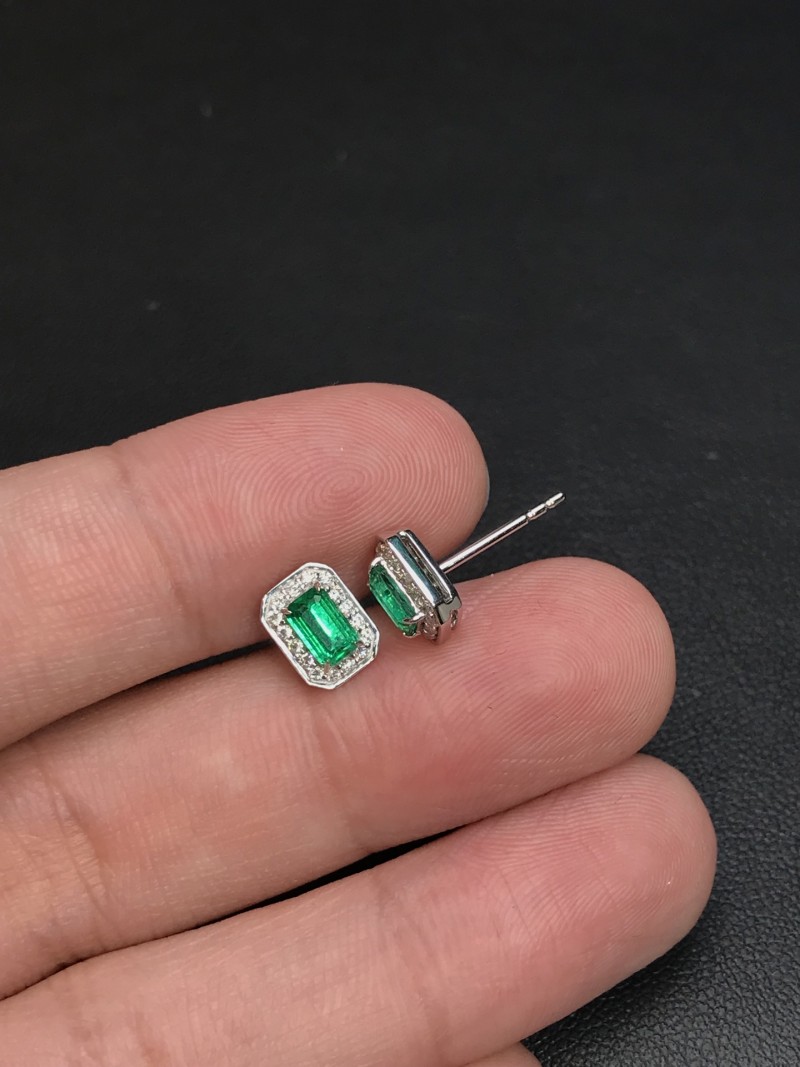 白18K金阿富汗祖母绿耳钉0.56ct