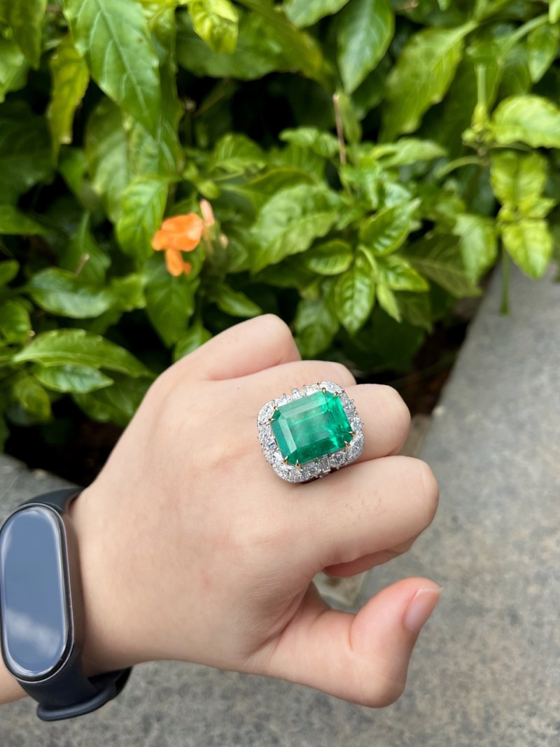 白18K金哥伦比亚祖母绿戒指15.55ct