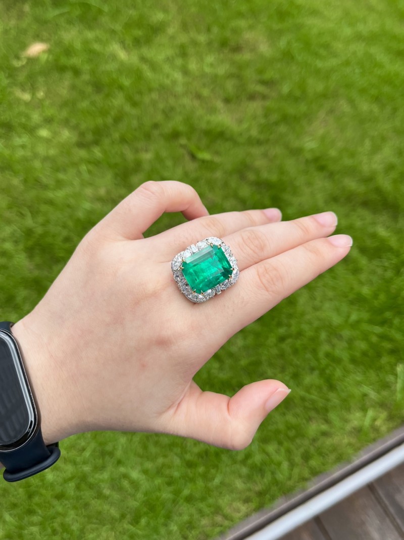 白18K金哥伦比亚祖母绿戒指15.55ct