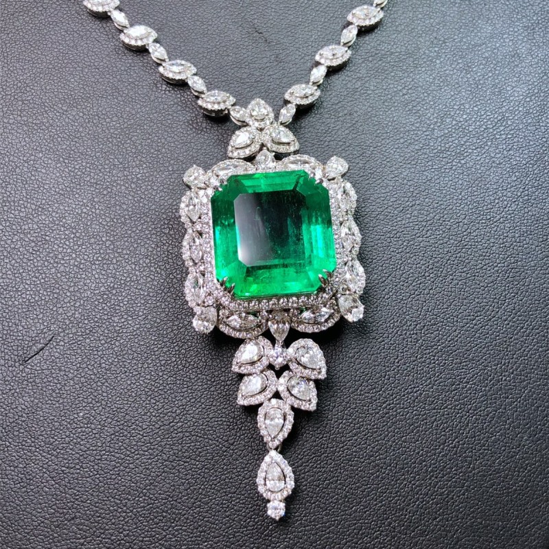 白18K金祖母绿链牌    Muzo矿30.85ct