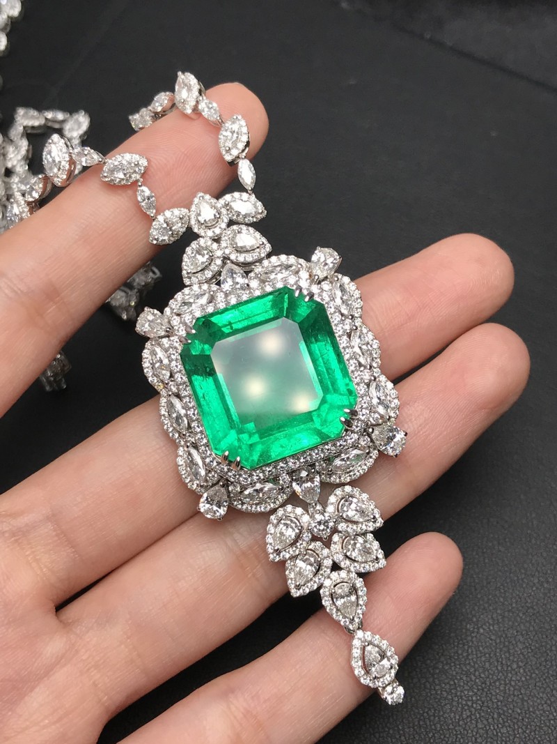 白18K金祖母绿链牌    Muzo矿30.85ct