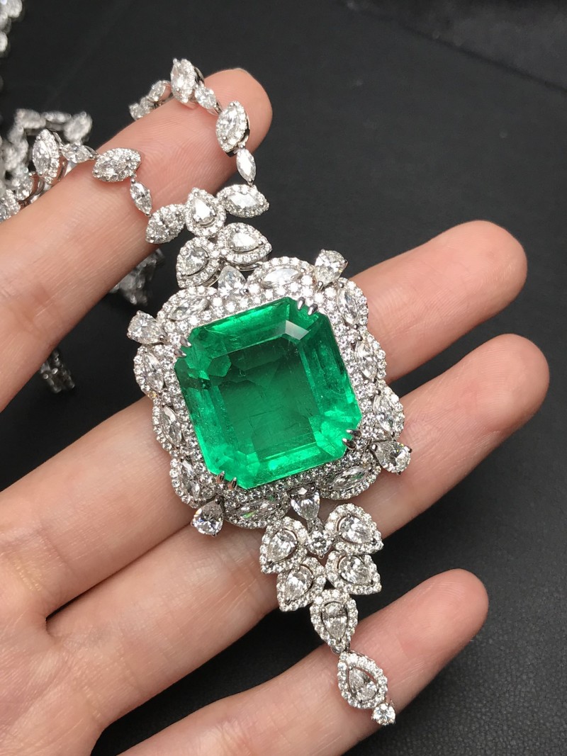 白18K金祖母绿链牌    Muzo矿30.85ct