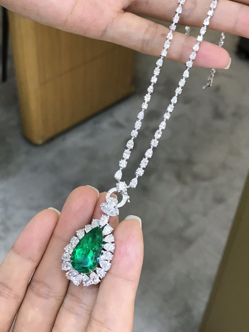 白18K金祖母绿吊坠7.52ct