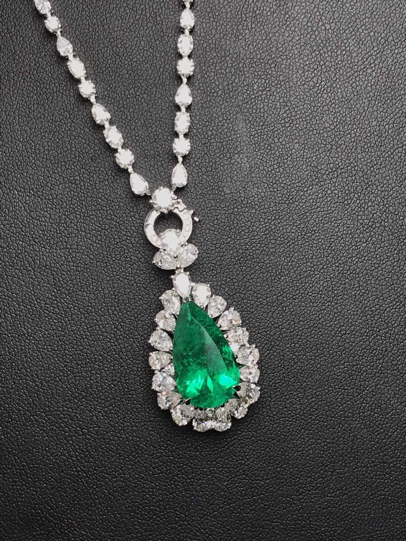 白18K金祖母绿吊坠7.52ct