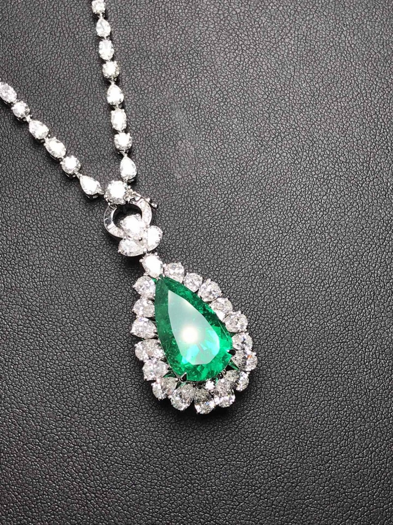 白18K金祖母绿吊坠7.52ct