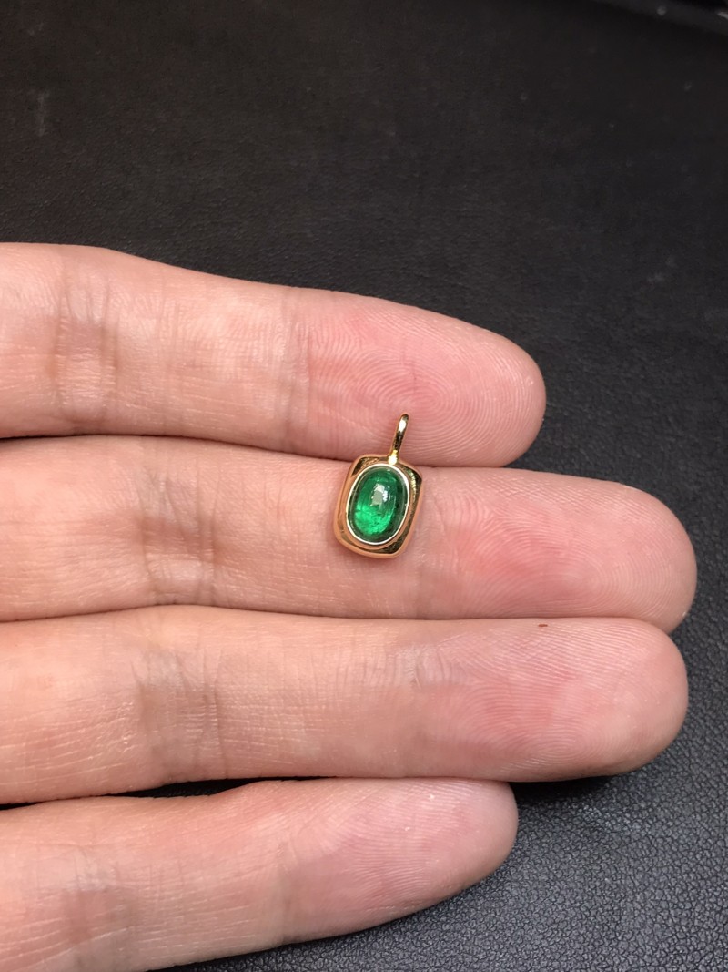 黄18K金赞比亚祖母绿吊坠0.804ct
