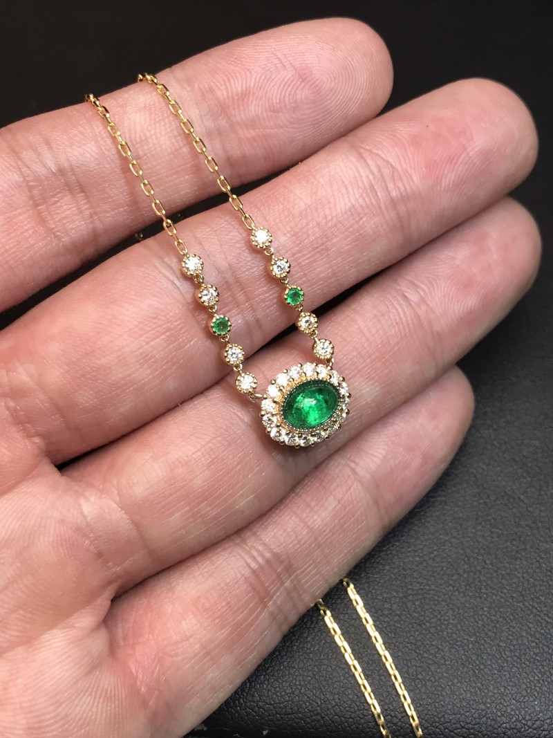 黄18K金赞比亚祖母绿链牌 0.84ct