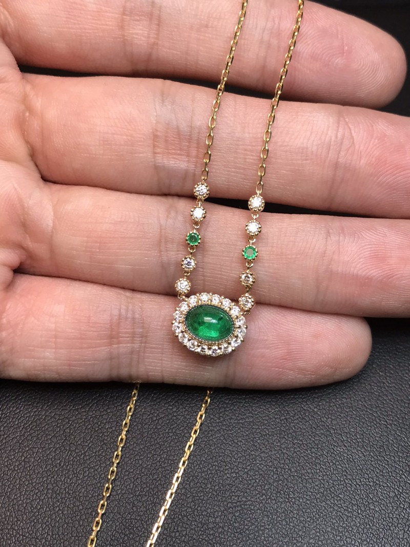 黄18K金赞比亚祖母绿链牌 0.84ct