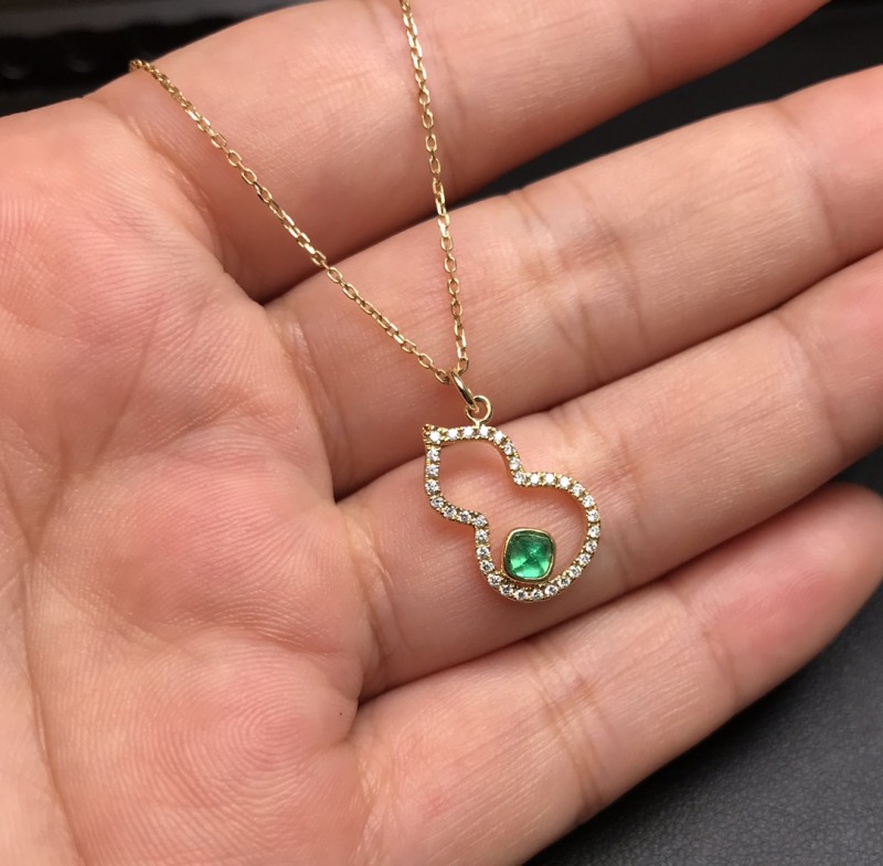 黄18K金祖母绿链牌 0.195ct