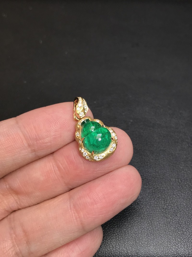 黄18K金赞比亚祖母绿葫芦吊坠 5.21ct
