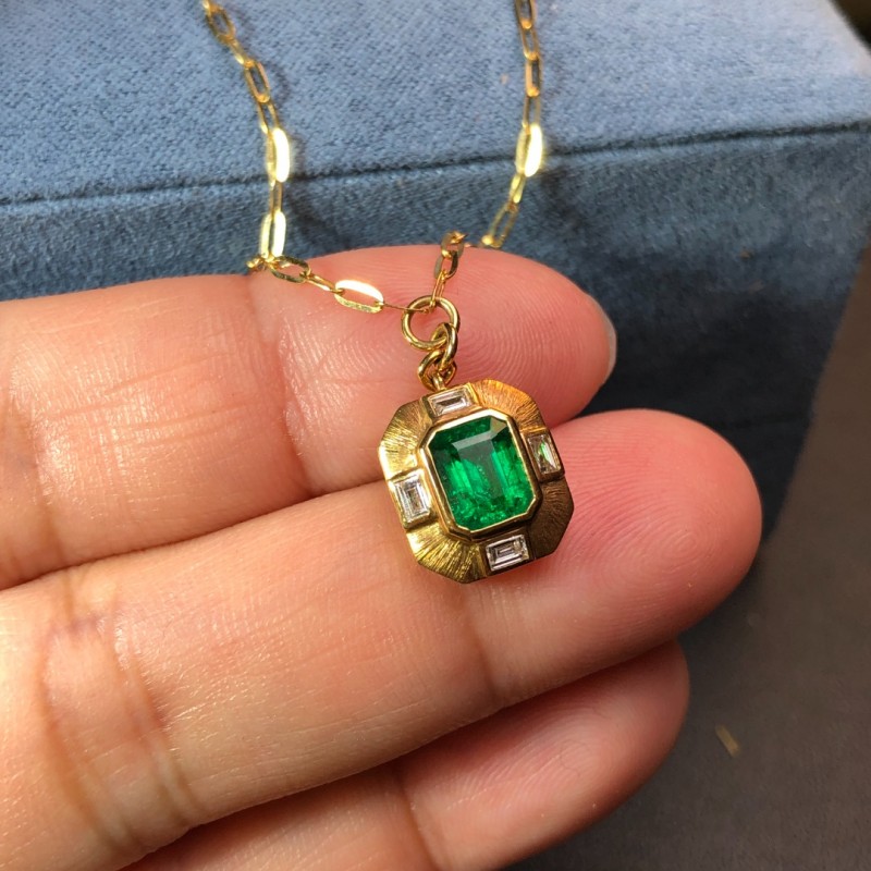 黄18K金赞比亚祖母绿链牌 0.894ct