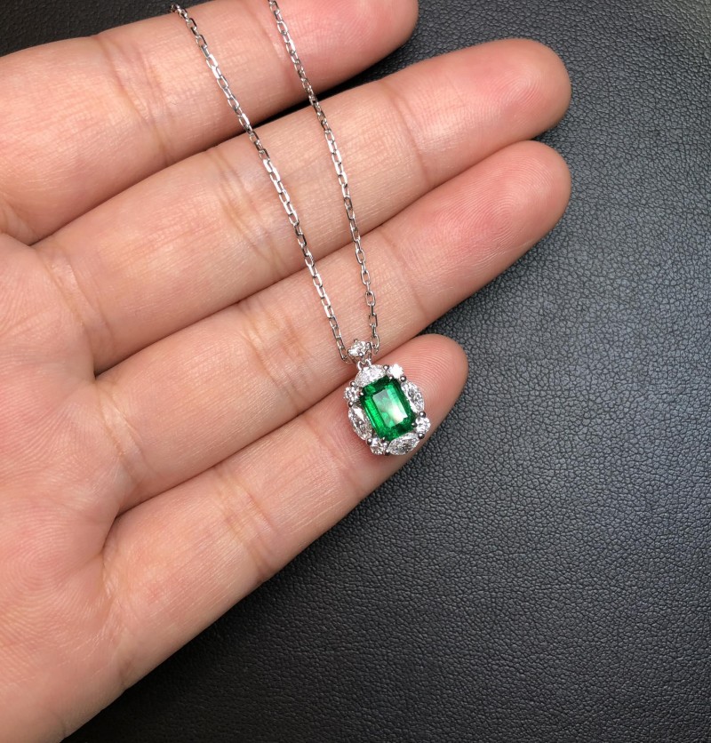 白18K金祖母绿链牌 1.038ct