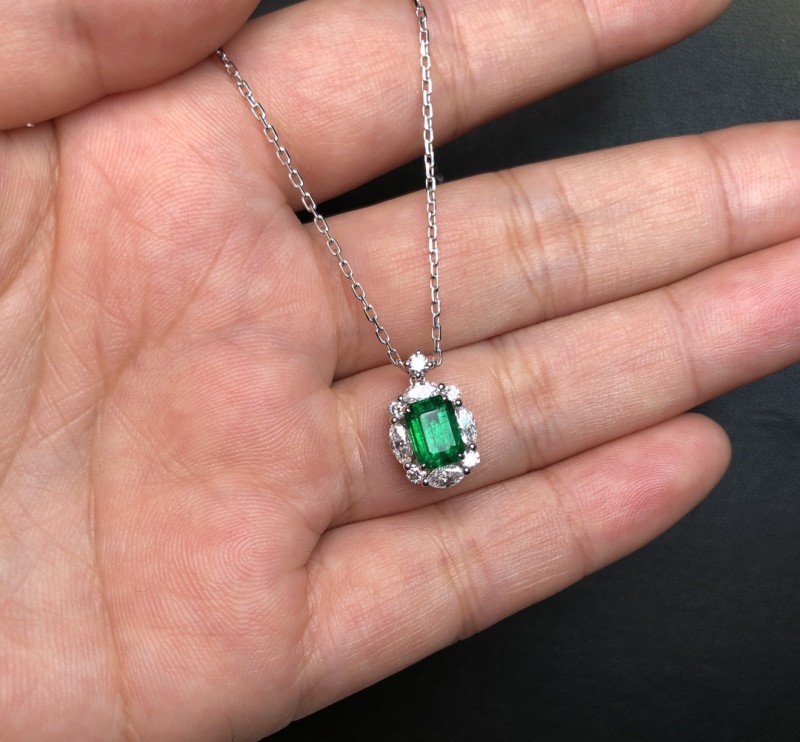 白18K金祖母绿链牌 1.038ct