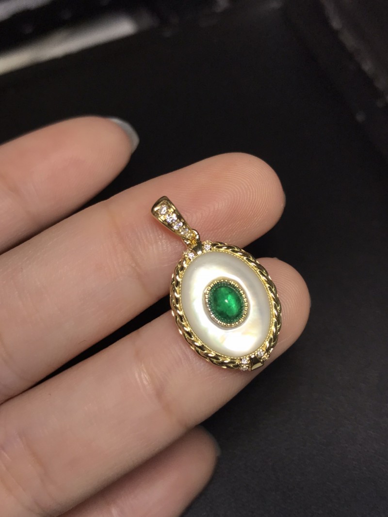 黄18K金赞比亚祖母绿吊坠 0.277ct
