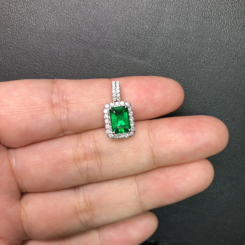 白18K金赞比亚祖母绿吊坠 1.28CT