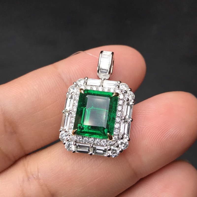 白18K赞比亚祖母绿吊坠3.51CT