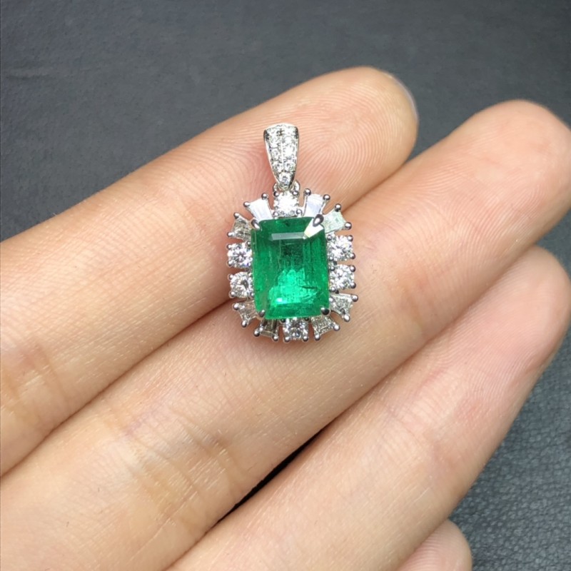 白18K金赞比亚祖母绿吊坠 1.718ct