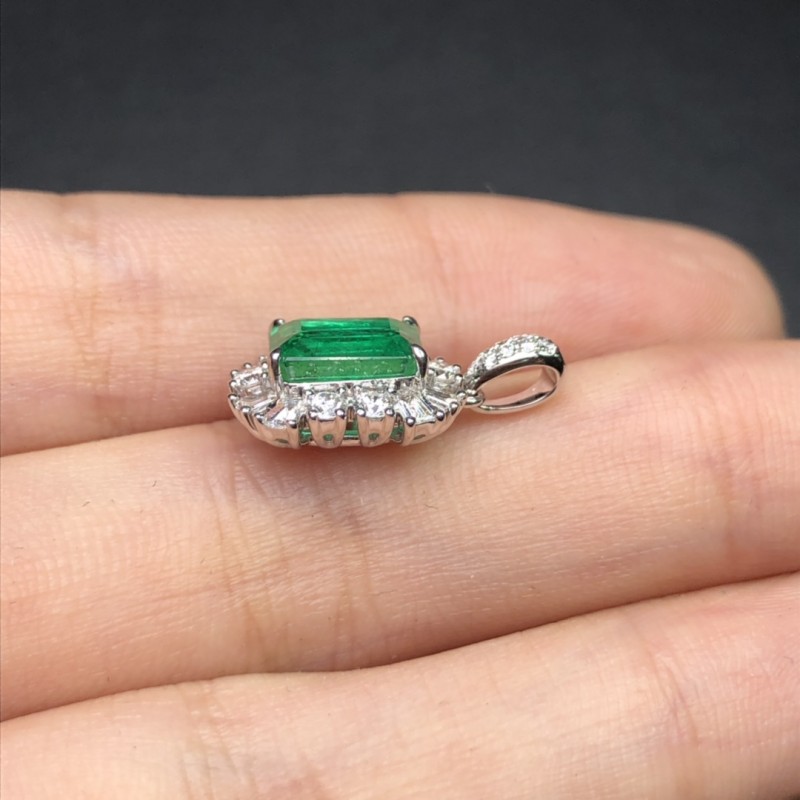 白18K金赞比亚祖母绿吊坠 1.718ct