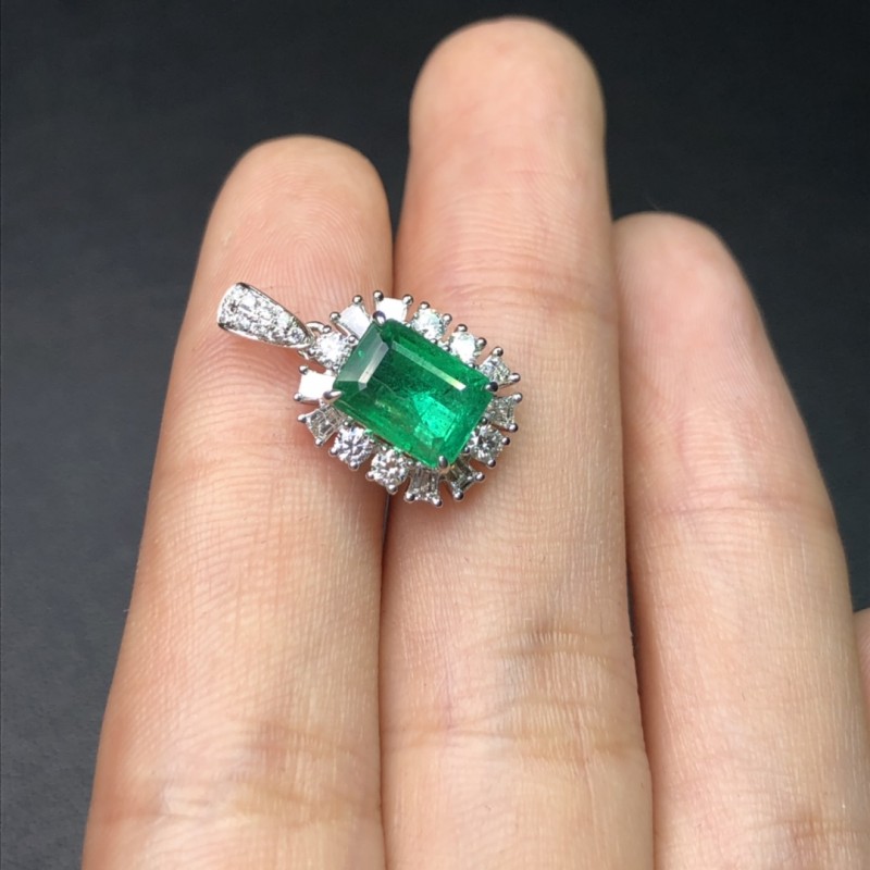 白18K金赞比亚祖母绿吊坠 1.718ct