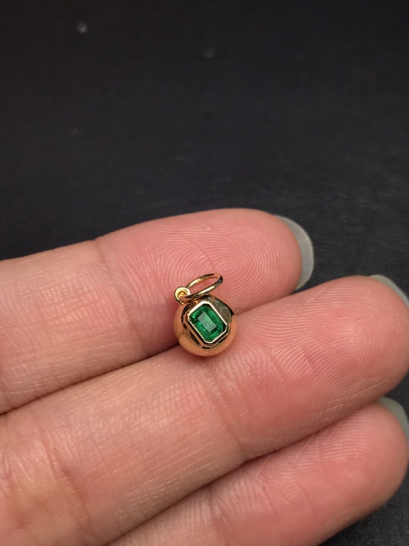 阿富汗黄18K金祖母绿吊坠0.146ct