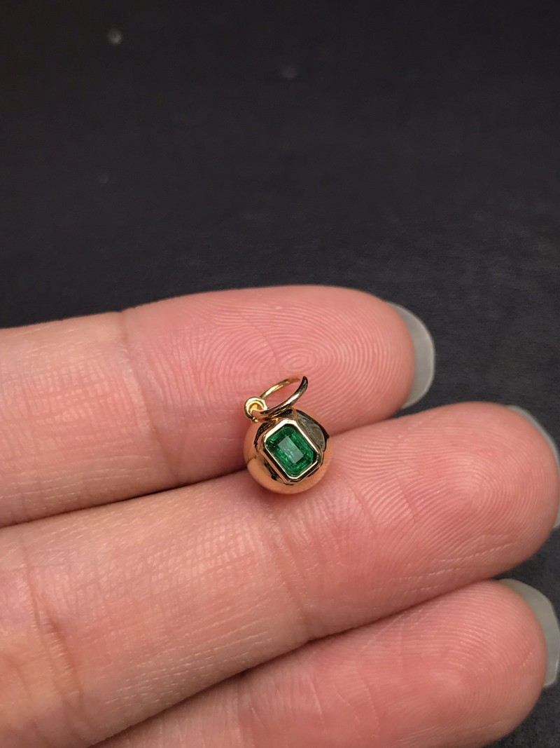 阿富汗黄18K金祖母绿吊坠0.146ct