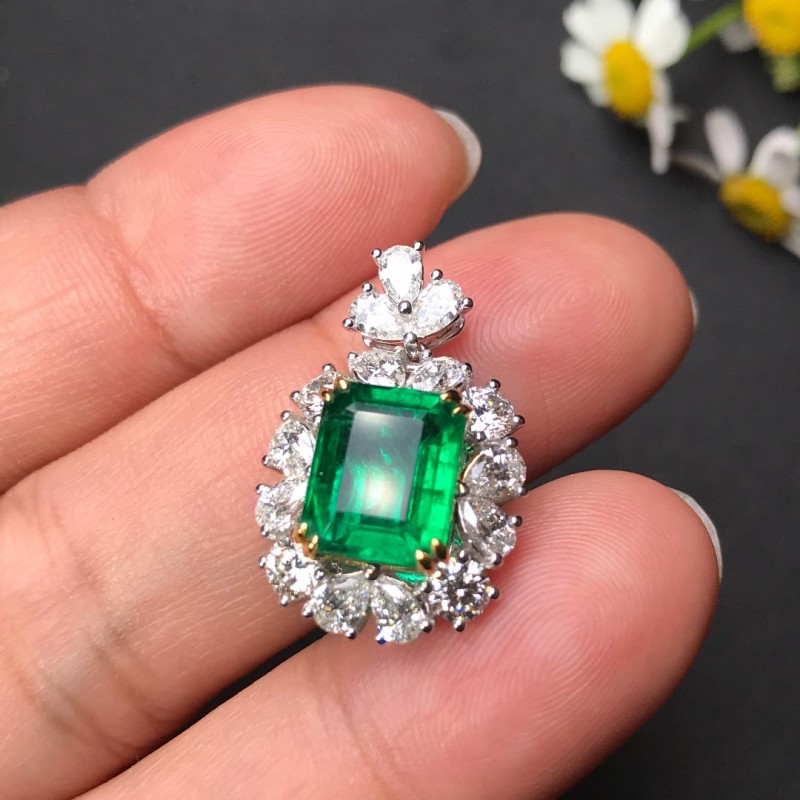 白18K金祖母绿吊坠 2.6ct