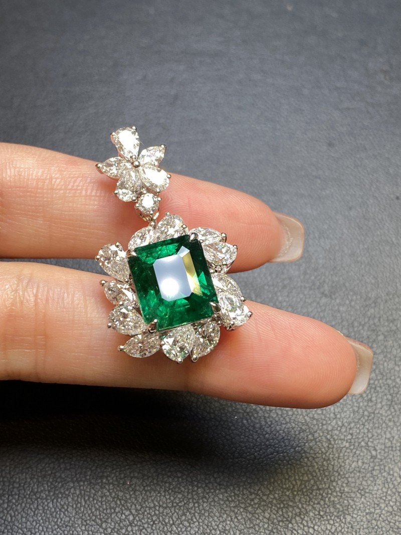 白18K金赞比亚祖母绿吊坠 6.03ct