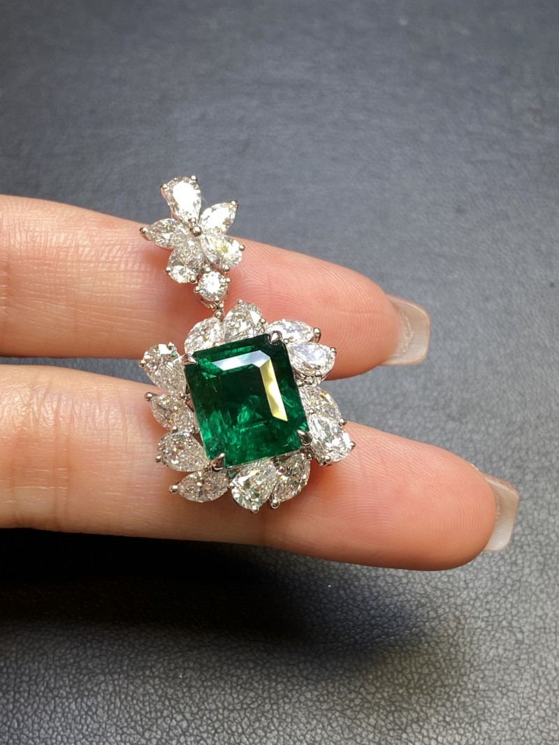 白18K金赞比亚祖母绿吊坠 6.03ct