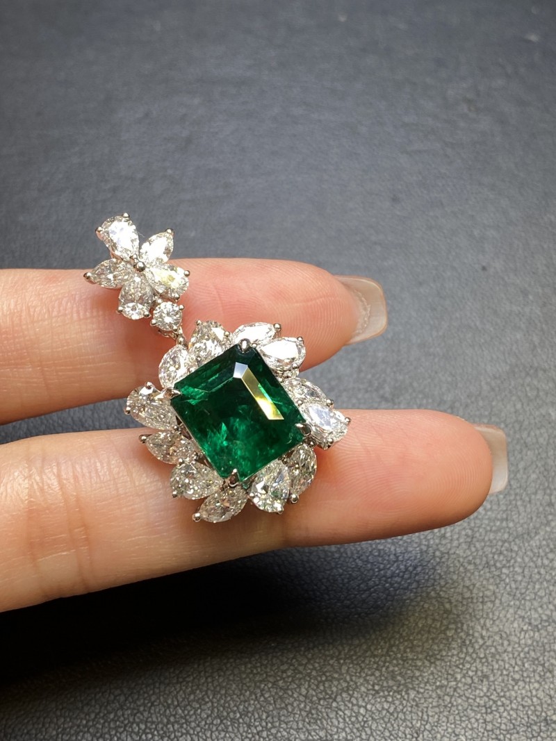 白18K金赞比亚祖母绿吊坠 6.03ct