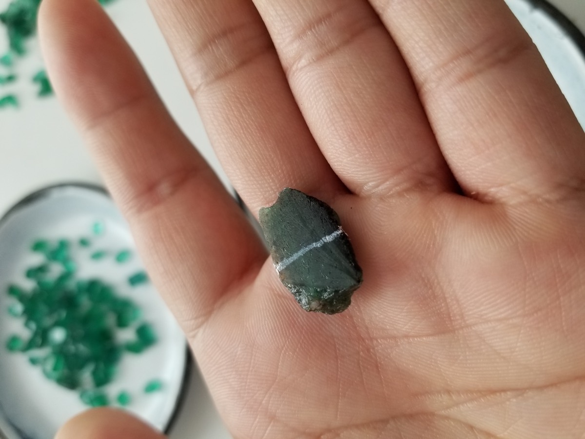 祖母绿原石上的切割标记线