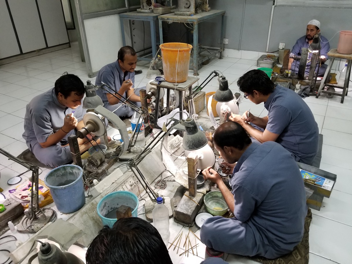 斋普尔祖母绿切割工坊内的工匠