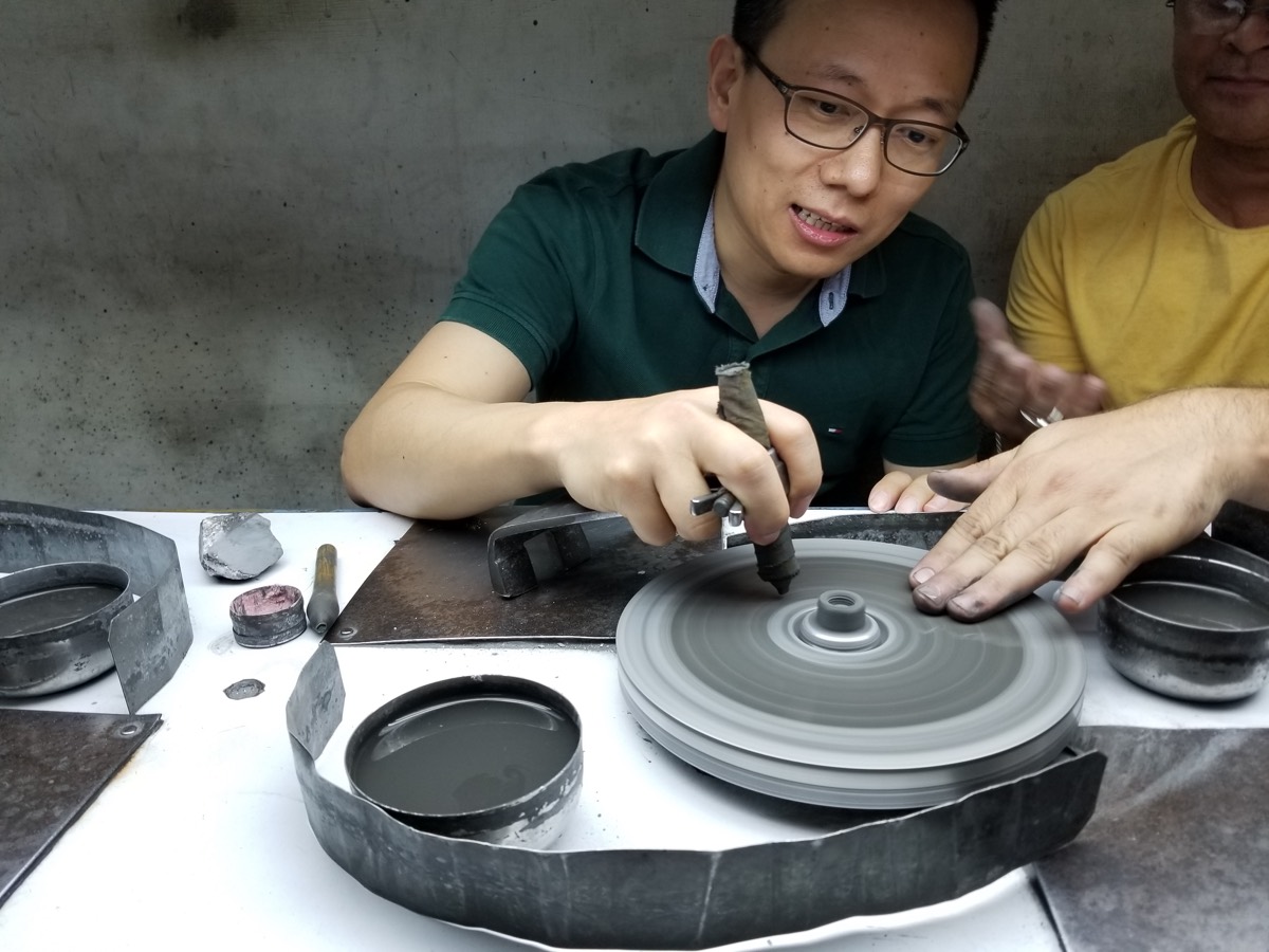 宝石切割师进行刻面抛光