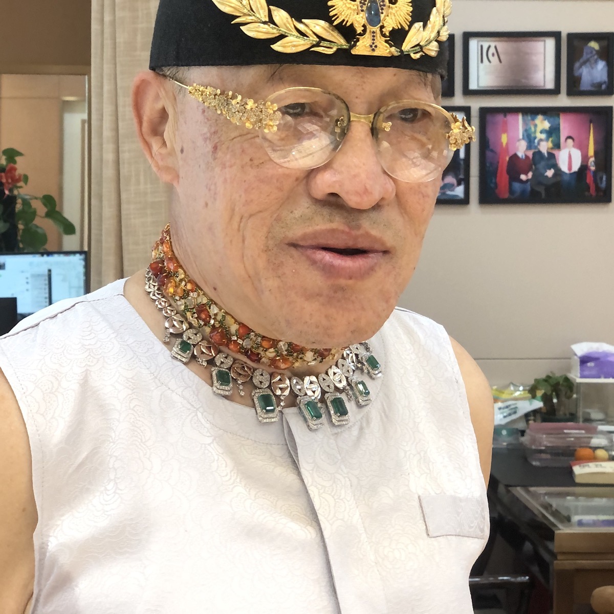 星城定制祖母绿项链正面佩戴效果