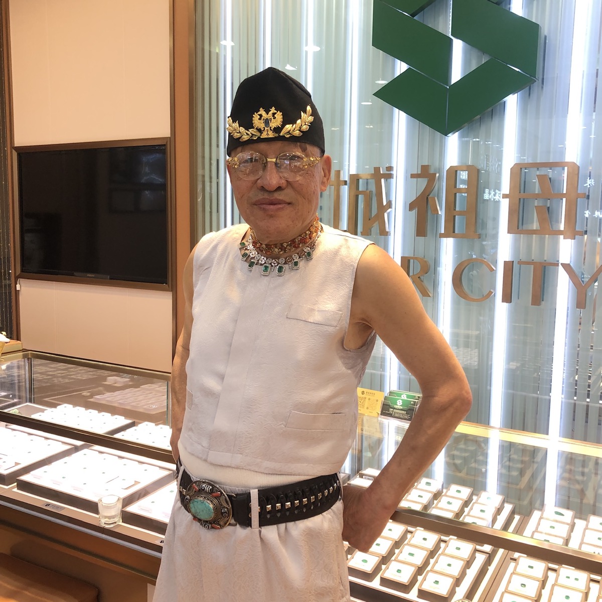 忠实客户佩戴星城定制祖母绿项链到访北京店