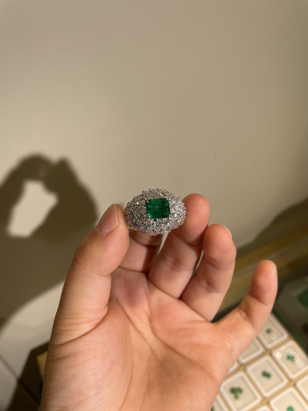 祖母绿戒指正面与围镶细节